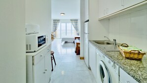 Private kitchen - Studio Apartment 'Vista Oceano' with Sea View, Wi-Fi and Air Conditioning (Portimão)