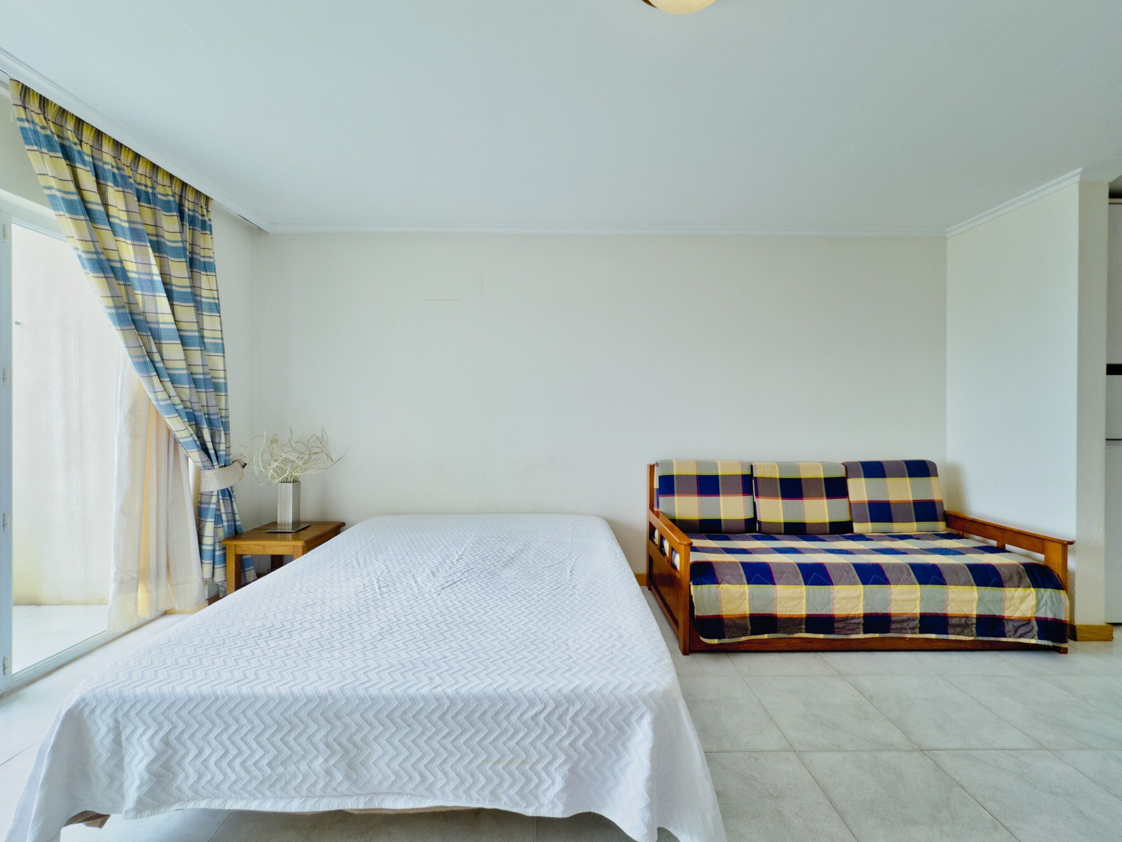 Tabla de planchar con plancha, wifi, ropa de cama