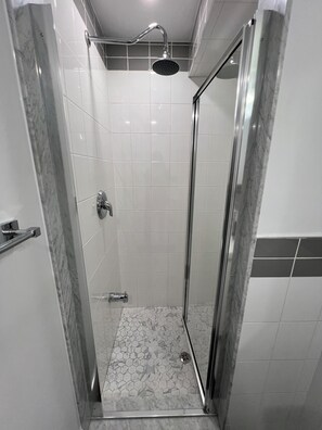 Bathroom - Spacious 2 Bed Basement Apartment Fully Furnished, Separate Entrance (Toronto)