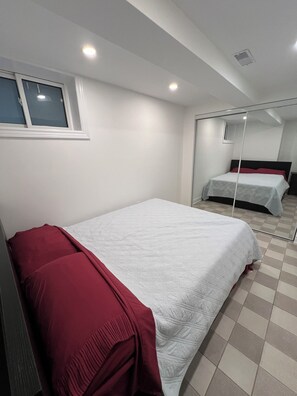Room - Spacious 2 Bed Basement Apartment Fully Furnished, Separate Entrance (Toronto)