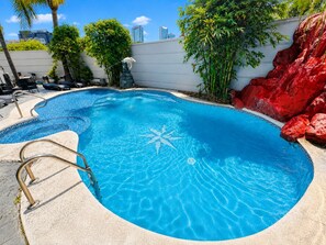 Una piscina al aire libre