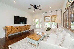 Living area - House with Pool - Bay St. Louis Downtown (Bay St. Louis)
