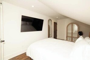 5 bedrooms, iron/ironing board, Internet, bed sheets - House with Pool - Bay St. Louis Downtown (Bay St. Louis)