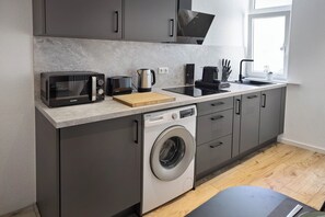 Cafetera y tetera, refrigerador, microondas y parrilla de estufa 