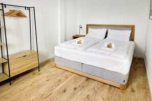Een bureau, een strijkplank/strijkijzer, gratis wifi, beddengoed