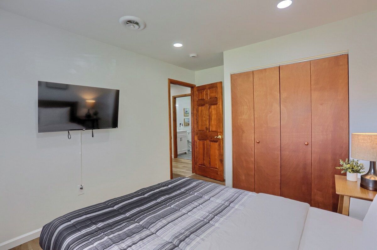 Tabla de planchar con plancha, wifi gratis y ropa de cama 