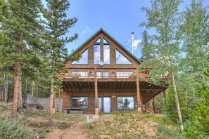 A two-story log cabin with a balcony, surrounded by trees. - Beautiful Dog Friendly Cabin in Fairplay (Fairplay)