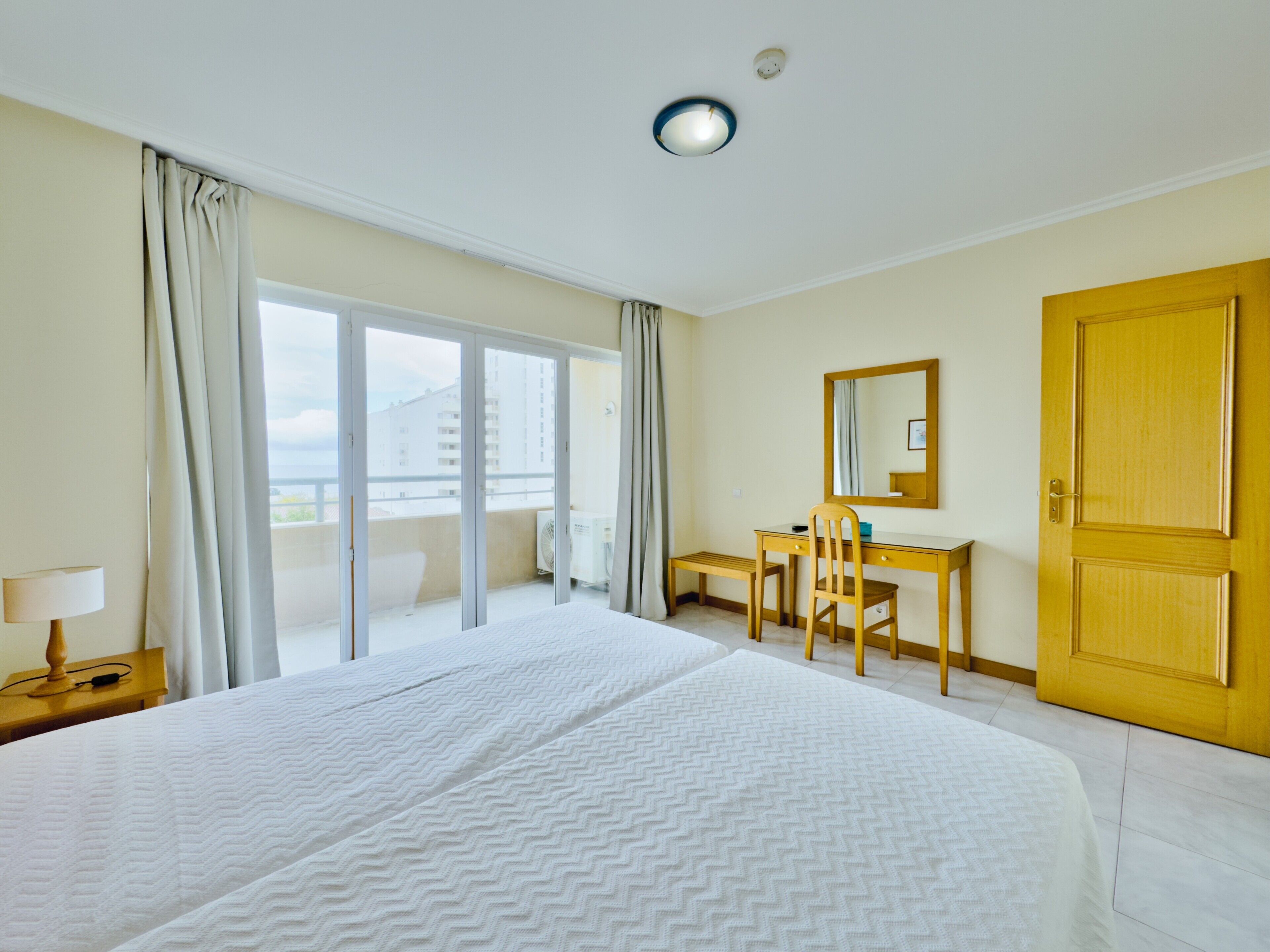 Tabla de planchar con plancha, wifi, ropa de cama