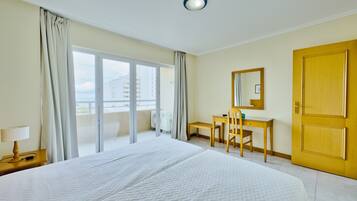 Tabla de planchar con plancha, wifi, ropa de cama