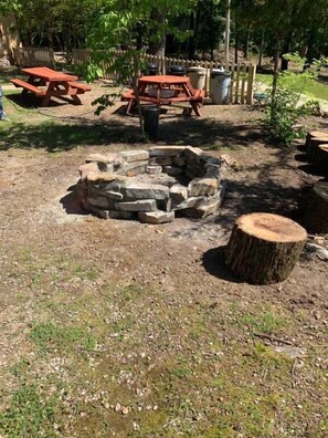 Outdoor dining - Driftwood Resort  (Bull Shoals)