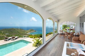 A modern interior with a pool, dining area, and a view of the ocean. - Villa Ocean Vibes (2 bedrooms) (San Bartolomé)