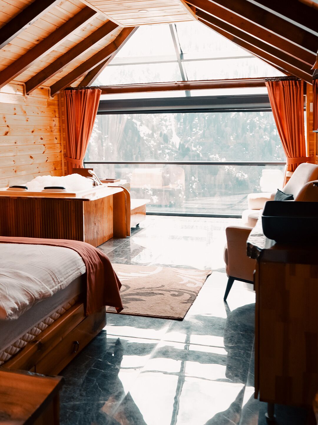 Deluxe Suite, Mountain View | Blackout drapes, soundproofing, WiFi (free)