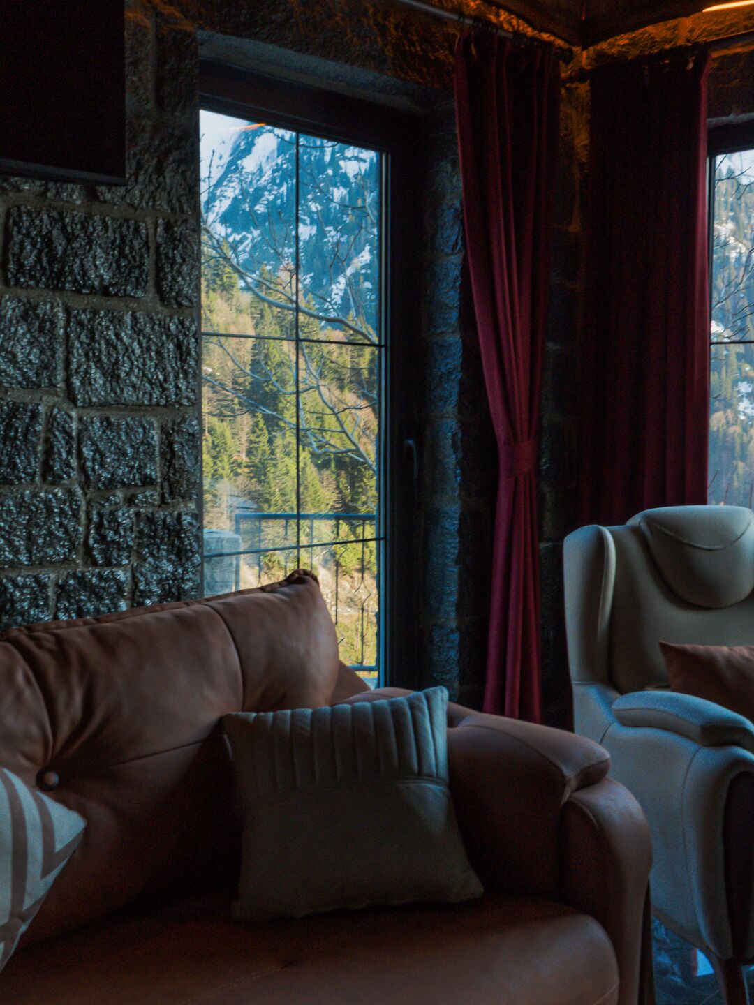 Habitación cuádruple clásica, vista a la montaña | Área de sala de estar