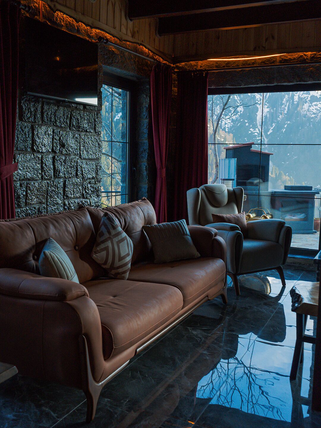 Classic Quadruple Room, Mountain View | Living area
