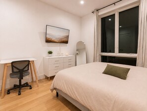1 Schlafzimmer, Schreibtisch, Bügeleisen/Bügelbrett, Reisekinderbett