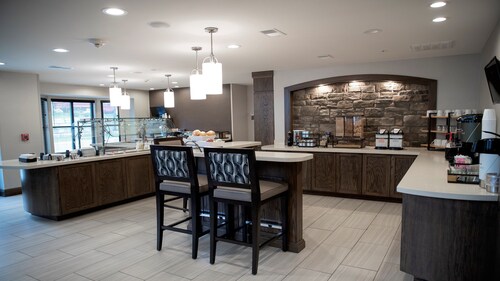 Accessible 1BR Suite w/ Free Breakfast, Pool & Gym