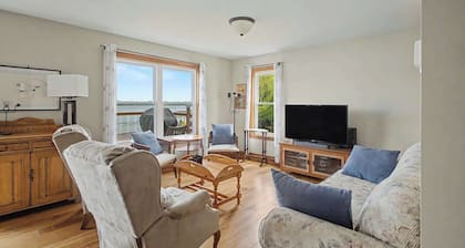 Larose Lakefront Chalet