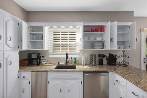 Coffee/tea maker, fridge, microwave, oven - Spacious Home w/ Air Hockey, Pool table, Ping Pong (Shawnee)