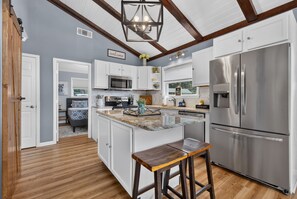 Private kitchen - The Cove on Jackson Lake, Sleeps 9, Waterfront, Games, Hot tub + MORE! (Jackson)