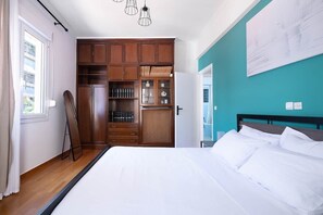 Une chambre à coucher avec un lit, une armoire et une fenêtre.