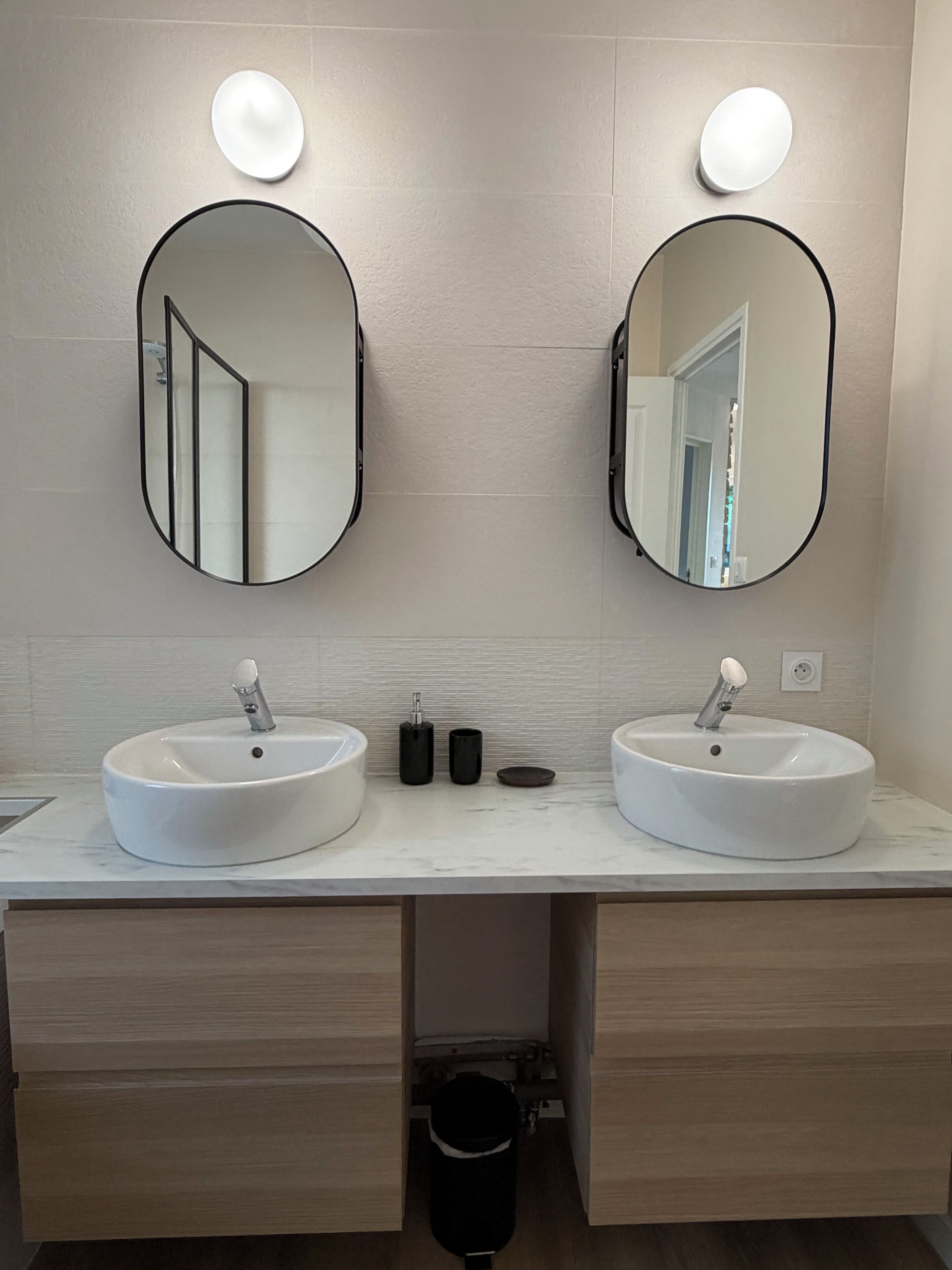Salle de bain moderne avec double vasque, grande baignoire et rangements