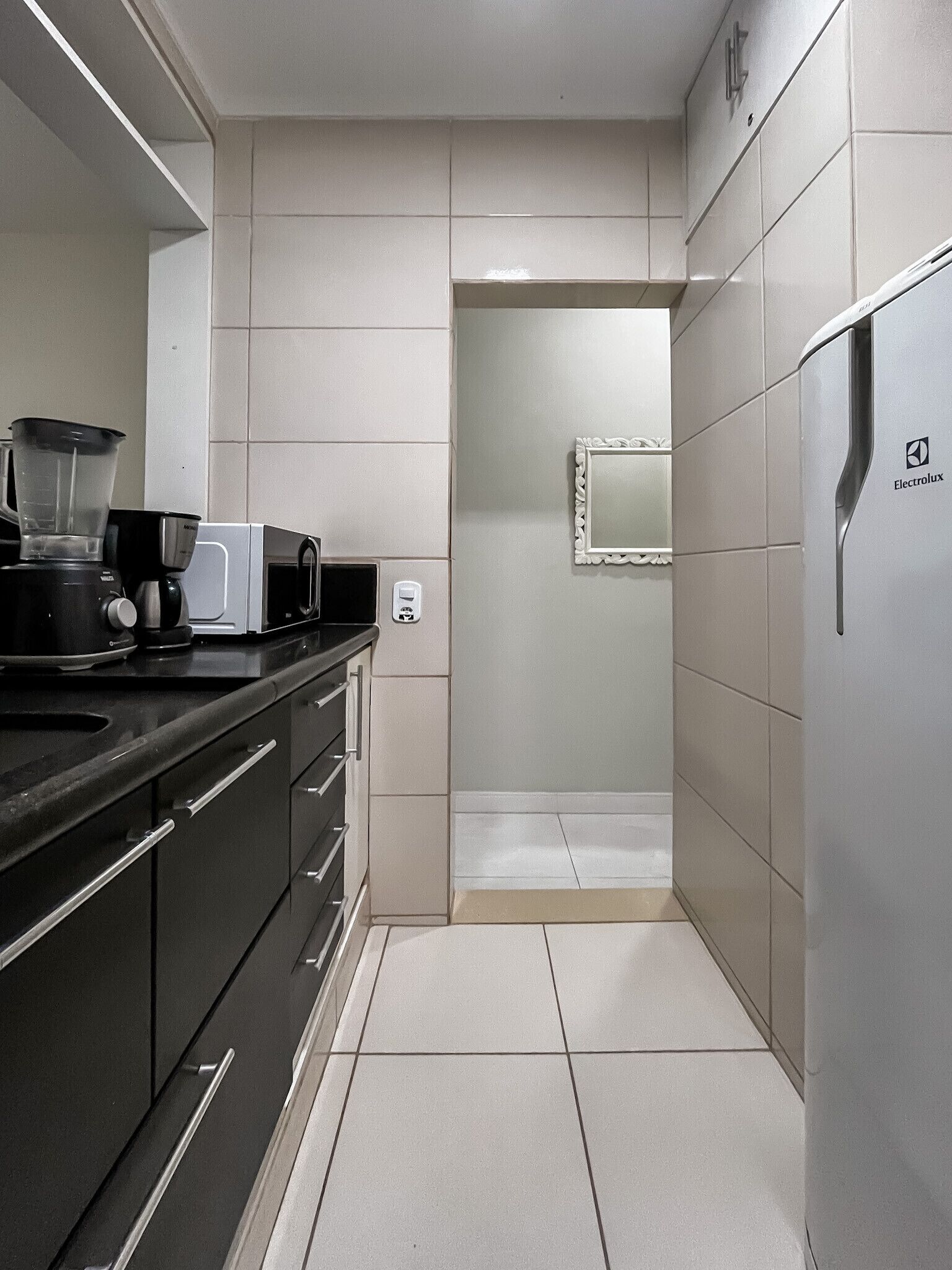 Cafetera y tetera, refrigerador, microondas y horno 