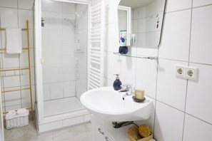 Regadera, amenidades de baño ecológicas, secadora de cabello, toallas 