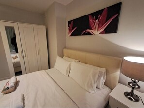 Tabla de planchar con plancha, wifi y ropa de cama 
