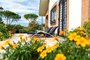 Terrace/patio - Luxury Villa | Rome | Infinity Pool | Ocean | Fiumicino Airport (Aranova)