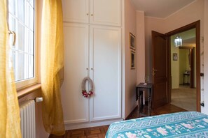 Iron/ironing board, travel cot, free WiFi, bed sheets - Luxury Villa | Rome | Infinity Pool | Ocean | Fiumicino Airport (Aranova)