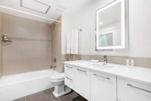 Een haardroger, handdoeken, zeep, toiletpapier