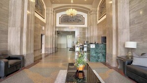 A spacious lobby with a reception desk, seating area, and a chandelier. - Cozy 1-bedroom Grnd Flr apt. Sleeps 4, Pool & Free Parking (Los Angeles)