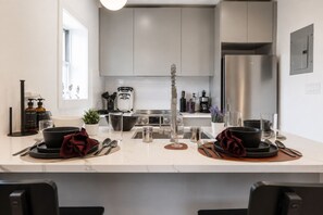 Wasserkocher mit Kaffee-/Teezubehör, Kühlschrank, Mikrowelle, Ofen