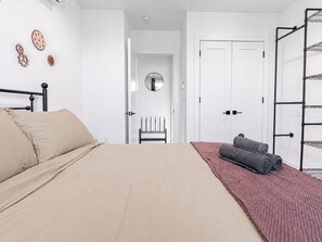 1 Schlafzimmer, Schreibtisch, Bügeleisen/Bügelbrett, Reisekinderbett