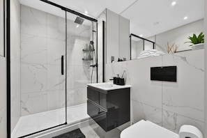 Douche, sèche-cheveux, serviettes fournies, savon