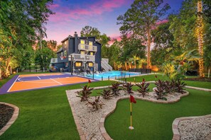 A residential property with a basketball court, a swimming pool, and a landscaped garden. - Entire home in Seminole, Florida, United States (Seminole)