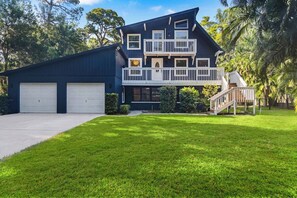 A two-story house with a front garage, a balcony, and a staircase leading to the second floor. - Entire home in Seminole, Florida, United States (Seminole)