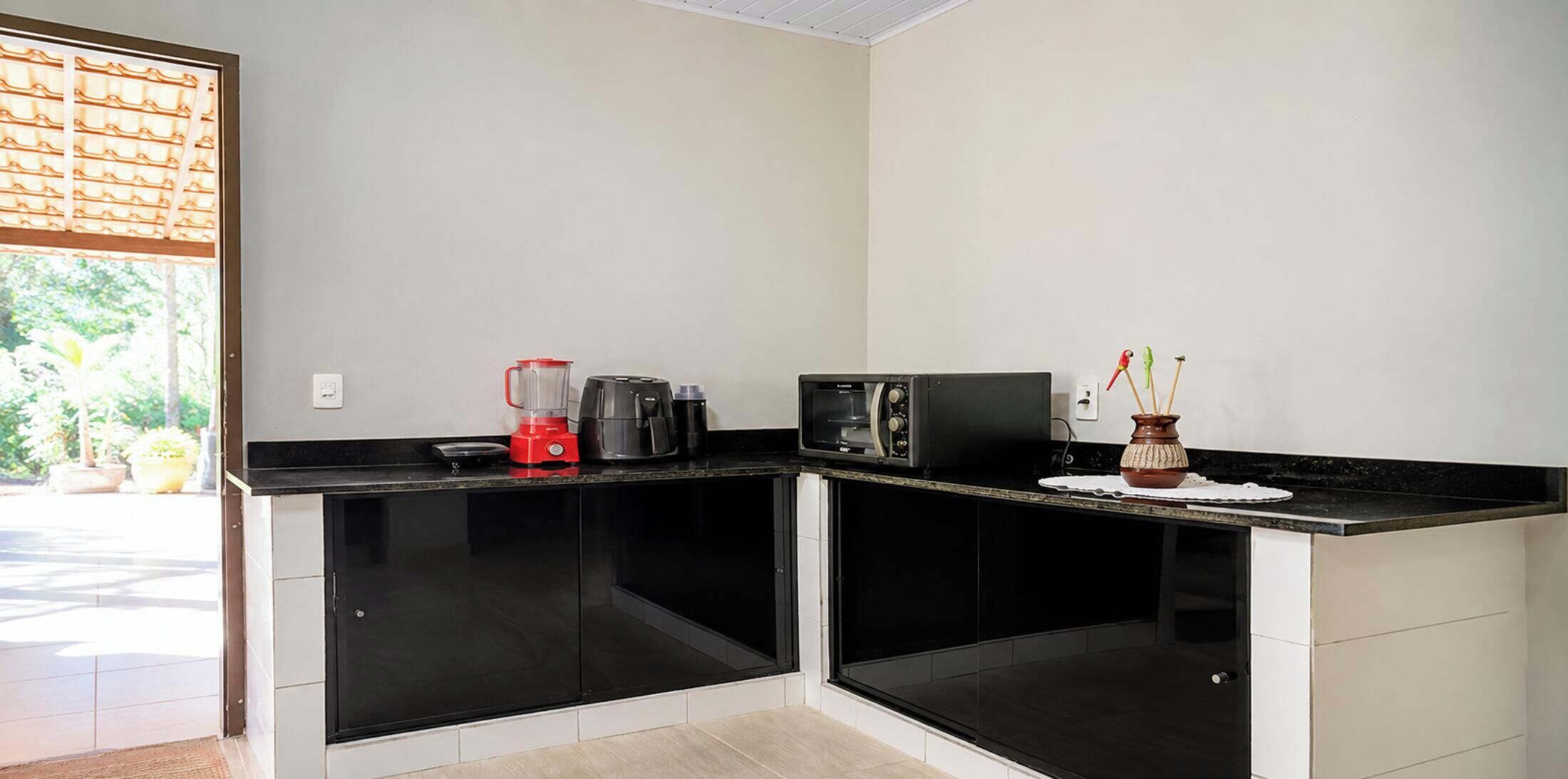 Refrigerador, microondas, utensilios de cocina, mesa de comedor