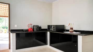 Refrigerador, microondas, utensilios de cocina, mesa de comedor