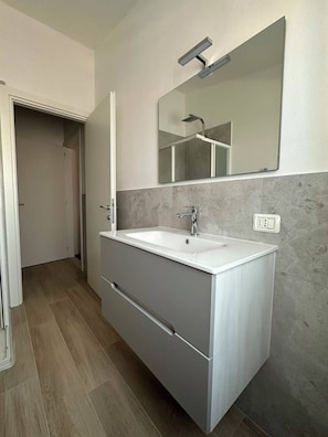 Asciugacapelli, bidet, asciugamani, sapone