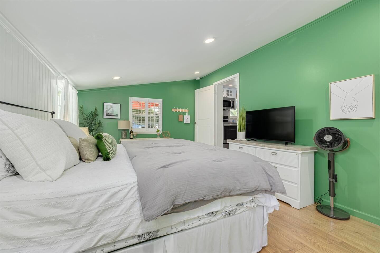 Desk, iron/ironing board, WiFi, bed sheets