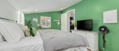 Desk, iron/ironing board, WiFi, bed sheets