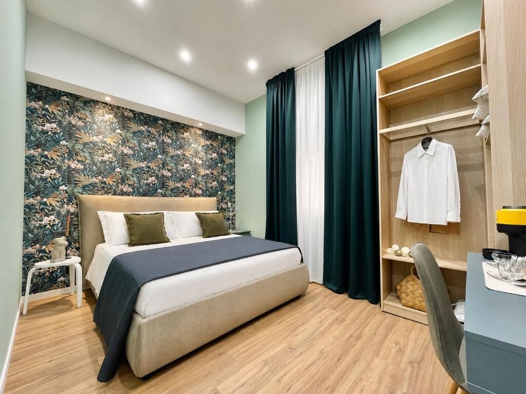 Un dormitorio moderno con cama, armario y escritorio.