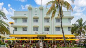 Un edificio de varios pisos con una cafetería llamada 'The Carlyle' en la planta baja.