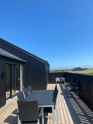 Outdoor dining - Luxury cottage close to the beach (Løkken)