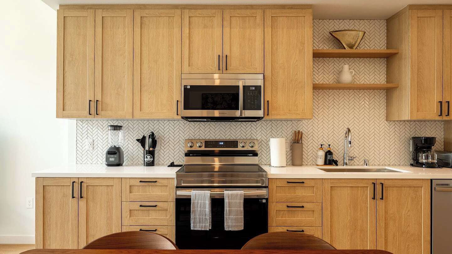 Coffee/tea maker, fridge, microwave, oven