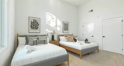 Elegant 1B1B with Resort Pool, Spa and 4K Smart TVs
