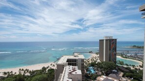 Ein Strandhotel mit Pool, Zugang zum Strand und Blick auf den Ozean.