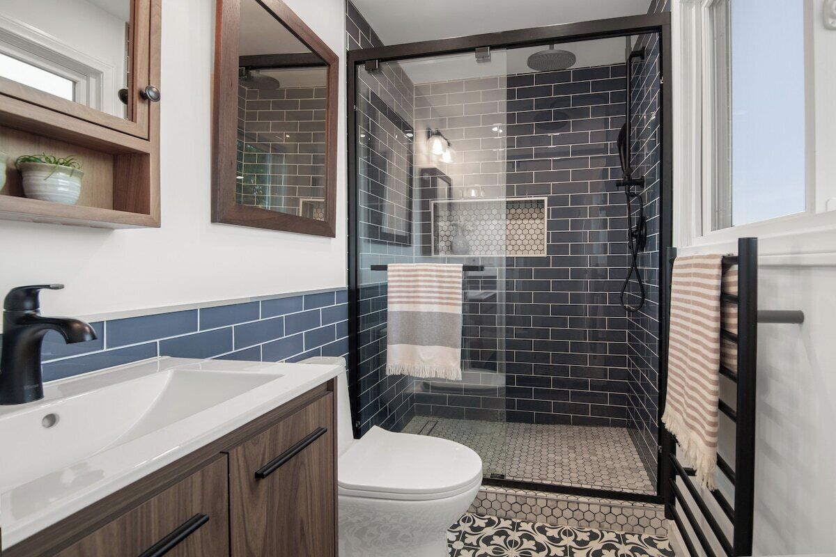 Shower, hair dryer, towels, shampoo