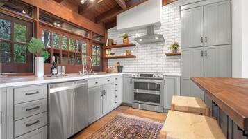 Coffee/tea maker, fridge, microwave, oven